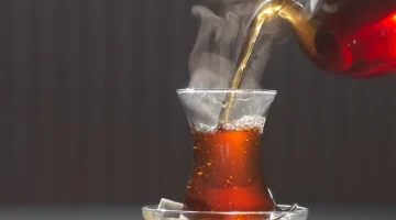 طلعت معجزة.. مكون طبيعي يضاف على الشاي يقضي على الانتفاخ وغازات البطن في ثانية