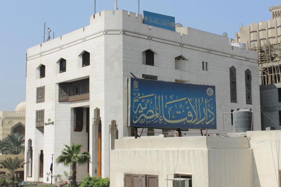هل كنس وتنظيف البيت ليلا يجلب الفقر؟.. أمين الفتوى يوضح