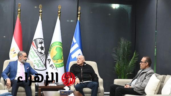 هاني أبوريدة يجتمع مع مدير المنتخبات العراقية ويهديه درع اتحاد الكرة المصري