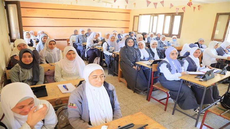 التعليم تحدد 6 فئات من طلاب الأول والثاني الثانوي لأداء امتحانات الشهر ورقياً