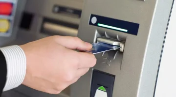 تحذير مهم لعملاء البنوك.. أخطاء شائعة تتسبب في سحب الـ ATM للفيزا وطرق استرجاعها بخطوات بسيطة