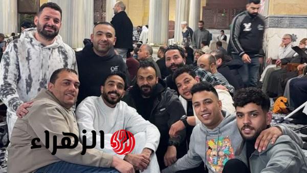 إبراهيم سعيد ينشر صورة مع محمود كهربا في صلاة الفجر بمسجد الحسين