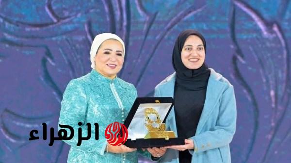 السيدة انتصار السيسي تكرم بطلة التجديف آيات إبراهيم في يوم المرأة العالمي