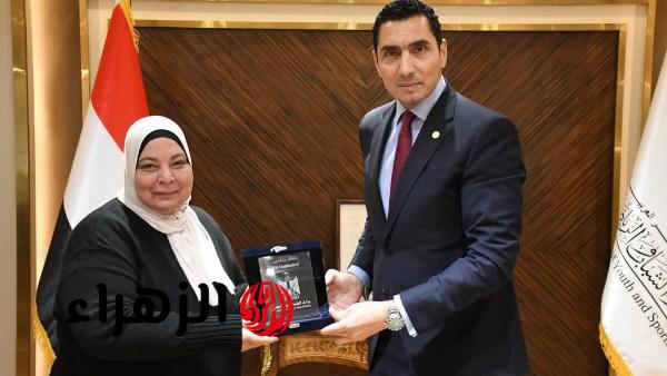جوهر نبيل يكرم غادة أحمد ممدوح لتميزها في إدارة مركز شباب عين الصيرة
