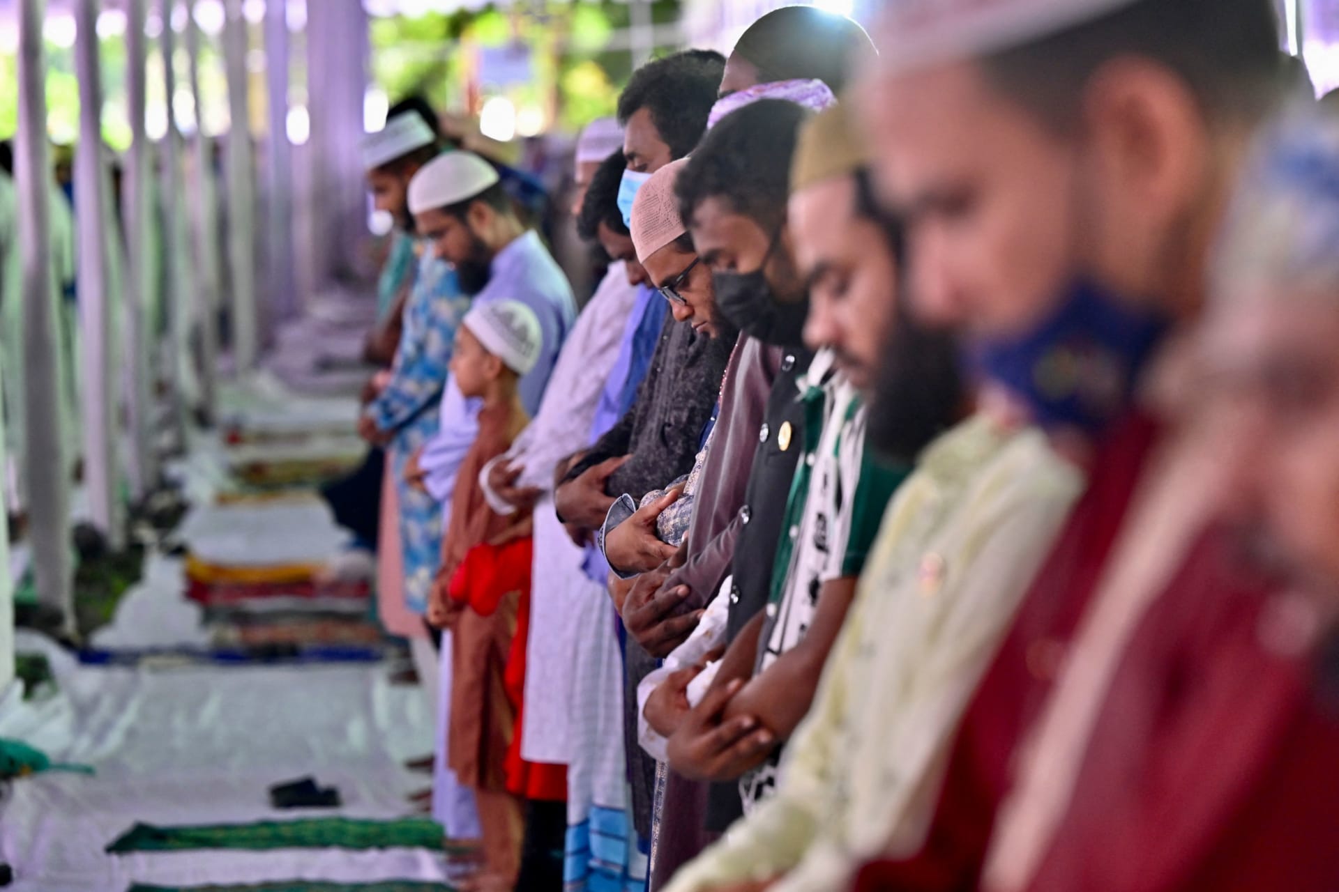 حكم الجمع بين صلاة العيد والجمعة .. ماذا يفعل المسلم إذا اجتمعت الصلاتان في يوم واحد؟