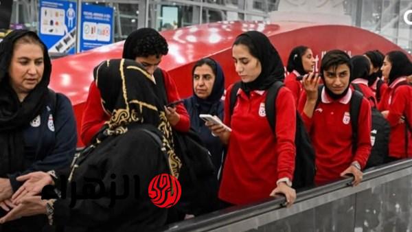 لاعبة بمنتخب إيران لكرة القدم تتراجع عن طلب اللجوء في أستراليا