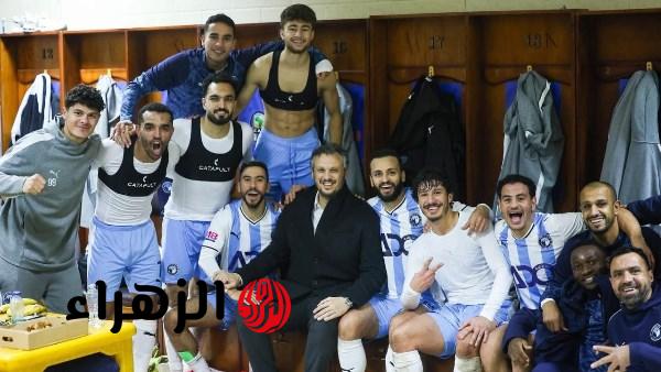 ممدوح عيد يحتفل مع لاعبي بيراميدز بالفوز على حرس الحدود بالدوري