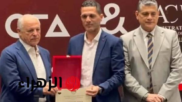 أبوريدة يكرم الحكم محمود وفا ويمنحه الشارة الدولية بعد أزمة الأهلي