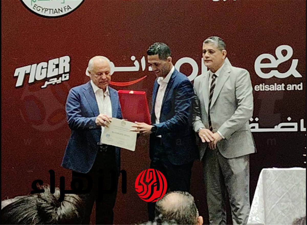 محمود وفا يحصل على الشارة الدولية بحفل تكريم الحكام باتحاد الكرة