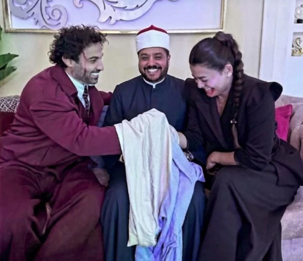 صورة عقد قران تثير الجدل.. ما هي حقيقة زواج أحمد فهمي وأسماء جلال؟