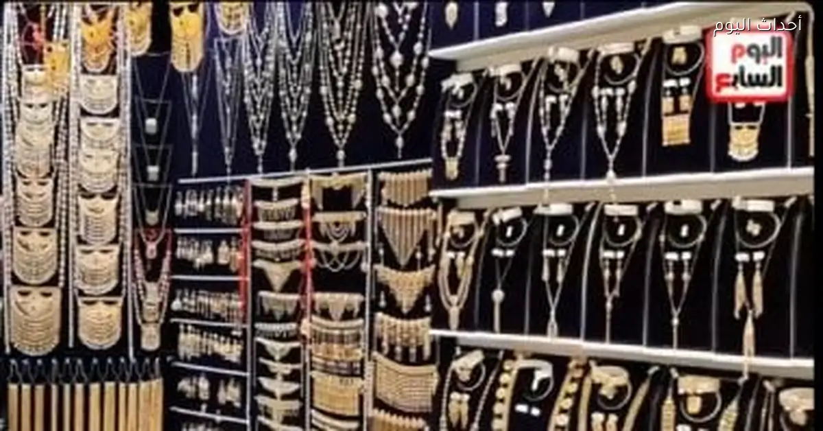 ارتفاع أسعار النفط والدولار يؤثران على سوق الذهب