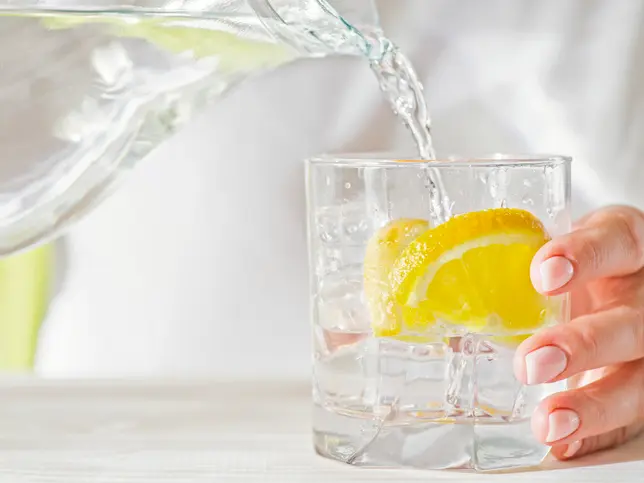 هذا ما يحدث لجسمك عند شرب الماء والليمون قبل الأكل كل صباح.. فوائد غير متوقعة