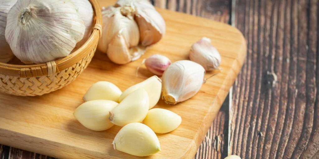 ماذا يحدث لجسمك عند تناول فص ثوم يوميًا؟