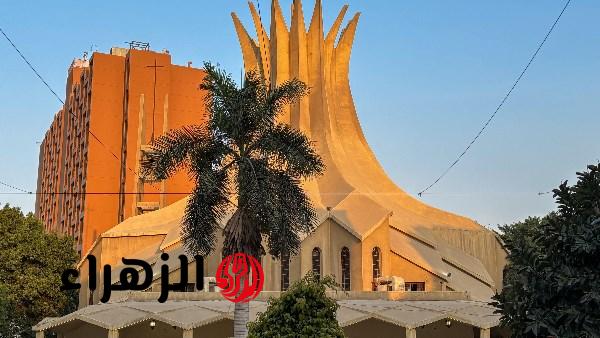 كاتدرائية جميع القديسين تضيء واجهتها بالألوان احتفالا بعيد القيامة المجيد