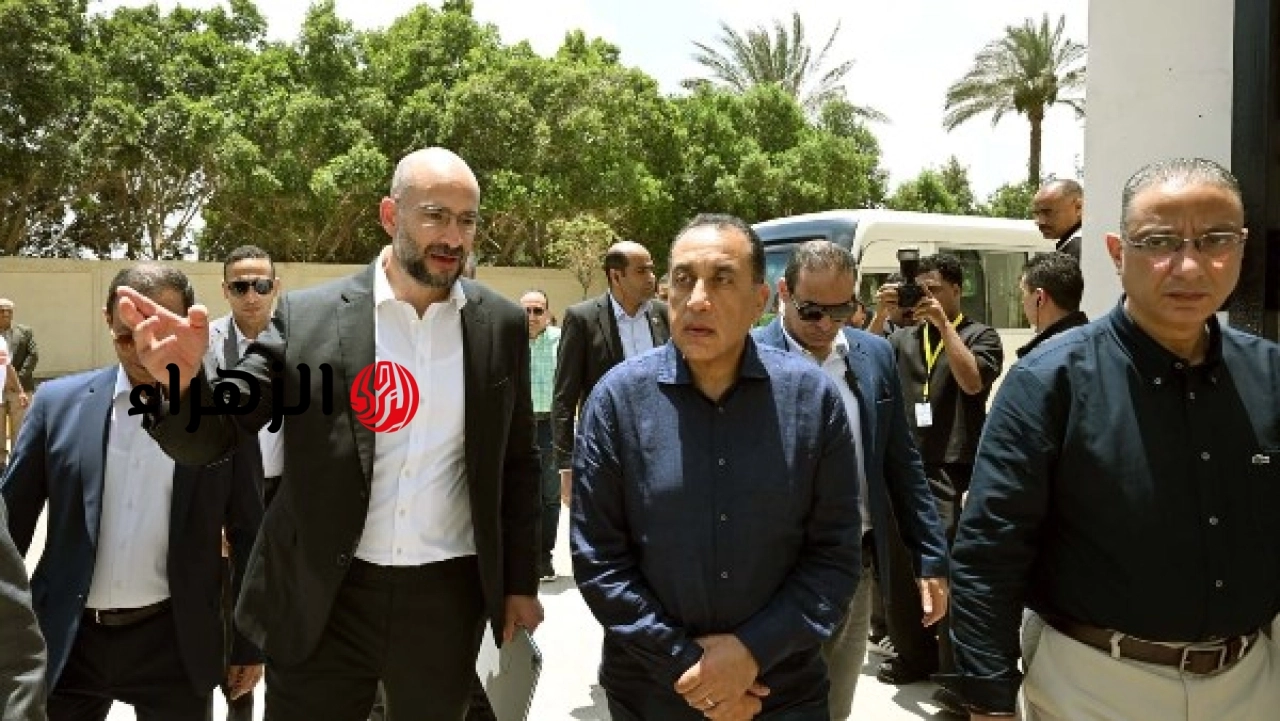 رئيس الوزراء يناقش مع أهالي نزلة السمان خطط تطوير المنطقة في اجتماع رسمي