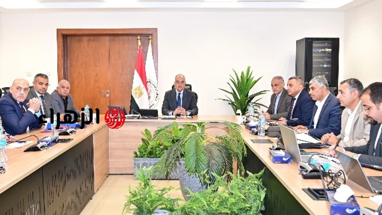 سويلم يتابع أعمال تطهير الترع والمصارف وصيانة البوابات ومحطات الرفع على مستوى المحافظات